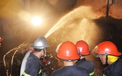 Chạy tán loạn khi bà hoả tấn công xưởng vải