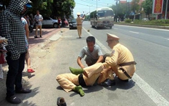 “Ma men” đâm gãy chân Thiếu úy CSGT đang làm nhiệm vụ