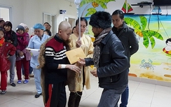 Trần Lập đích thân đi trao 100 triệu cho trẻ em ung thư