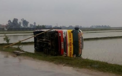 Va chạm ô tô bán tải, xe buýt đành "hạ cánh" xuống ruộng