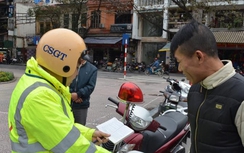 Người đi bộ bất ngờ khi bị CSGT xử phạt