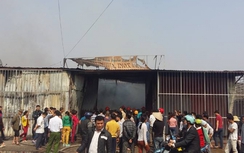 Cháy cửa hàng gia dụng ngày 5 Tết, cảnh sát chữa cháy xuyên trưa