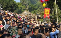 Chùa Hương "chật như nêm" ngày khai hội