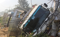 Xe tải húc cột điện bên QL1, hàng tấn dưa hấu tràn ra ruộng