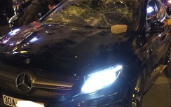 Nghi án đập nát đầu xe Mercedes để... đánh ghen