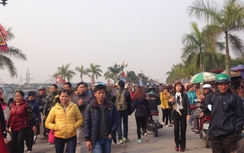 Nghĩa trang làm bãi xe, ngày bán 200 bát mì tôm ở đền Trần