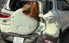 TP HCM: Xe chở rác đâm bẹp đuôi ôtô, 4 người kêu cứu