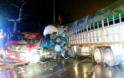 Xe tải đâm nát xe chở xi măng, CSGT trắng đêm phân luồng