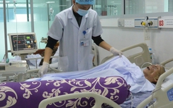 Bác sĩ làm việc xuyên Tết cứu chữa bệnh nhân