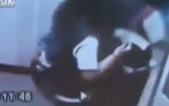 Khoảnh khắc nữ sinh bị thang máy treo ngược chân lên cao