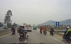 Dàn thanh niên ngổ ngáo chạy Exciter tạt đầu ô tô