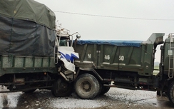 Xe tải nát đầu sau cú "hôn" đuôi