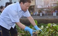 Bí thư Thăng cùng thanh niên vớt lục bình dọn kênh rạch