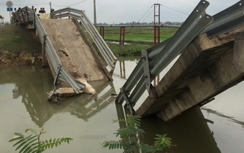 Tàu chở cát chưa đăng ký biển số đâm sập cầu