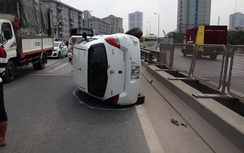 Va chạm với xe tải, xe 5 chỗ lật ngửa trên đường