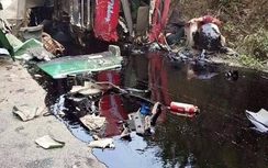 Vụ xe khách húc xe bồn: Đưa 27 người thương vong ra ngoài