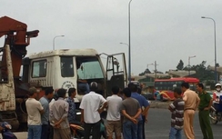 Người phụ nữ bị nát chân sau va chạm xe tải cẩu