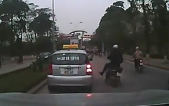 Người đi xe máy "tung chưởng" đạp taxi rồi bỏ chạy