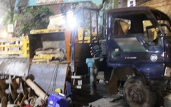 Xe tải cẩu "quậy tưng bừng" giữa đêm ở TP.HCM