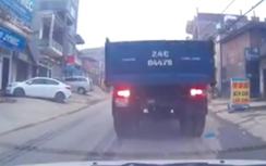 Xôn xao clip xe tải lùi, suýt đè nát xe con