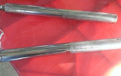 3 trẻ nhỏ mang côn vào trường học để thị uy