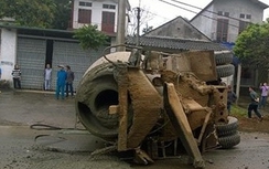 Đang chạy, xe bồn bỗng dưng đổ nhào