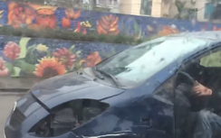 Ôtô mất cửa, vỡ nắp capo vẫn bon bon trên phố Hà Nội