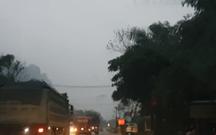 Video: Dòng xe quá tải vượt mặt CSGT phía Tây Hà Nội