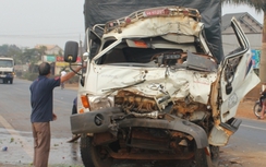 Hai xe tải tông nhau, tài xế và phụ xe nguy kịch