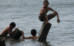 Bé gái 4 tuổi chết đuối khi theo ông ra bến sông