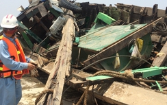 Video: Trục vớt thành công tàu đẩy sà lan đâm sập cầu Ghềnh