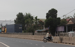 Người dân thi nhau tháo lưới chống lóa, tạo đường đi