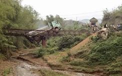 Tin mới: Xe quá tải làm sập cầu Quần, giao thông ách tắc