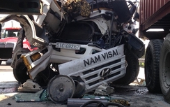 Xe bồn đâm container tài xế mắc kẹt trong cabin bị cháy