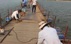 Sửa chữa “cầu phao BOT” đầu tiên của nông dân