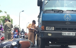 Xe tải cán gãy chân cô gái trẻ khi đổ dốc cầu Bình Triệu