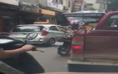 Cố tình "đóng ngược chiều" để vượt, taxi bị xe buýt "ép" lùi