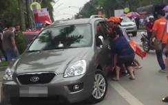 Dân xứ Thanh khiêng ô tô "giải cứu" đoàn đua xe đạp
