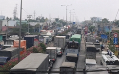 Va chạm nhỏ, QL1 ùn tắc nghiêm trọng