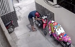 Bịt mặt đội mũ bảo hiểm, bình tĩnh phá khóa trộm xe
