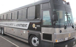 Minh Béo được áp giải bằng xe bus đến buổi luận tội