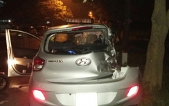 Bị xe tải đâm, tài xế taxi tử vong trong cabin