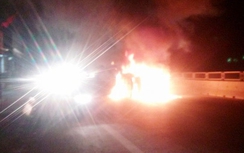 Ba người may mắn thoát chết khi xe tải lật nghiêng bốc cháy