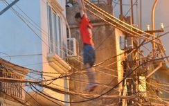 Thanh niên vắt vẻo trên dây điện, dân mang chăn ra “hứng”
