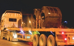 Xe chở thép vô tư dồn tải