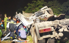 Xe đầu kéo lao xuống cầu Dã Viên, tài xế tử nạn