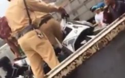 Sự thật vụ CSGT khênh cả người lẫn xe vi phạm lên xe thùng