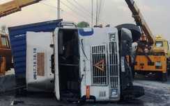 Xe container tự đâm dải phân cách lật nhào trên QL22