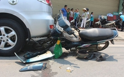 Điểm tin TNGT ngày 26/4: Tông xe khách, 3 thanh niên nhập viện khẩn