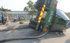 Xe đầu kéo chạy ngược chiều, văng bồn bê tông xuống đường